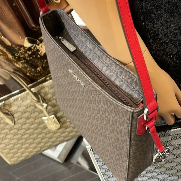 MICHAEL KORS 
Jet Set Travel Large Logo Messenger Bag
COLOR BRIGHT RED
NWT - Picture 4 of 16